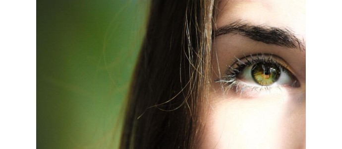 Czy warto stosować krem pod oczy?